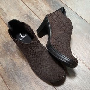 Corks Featherlite "Hot" woven elastic shoe size 10